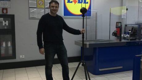 Saša Stojanović snima LIDL prodavnicu