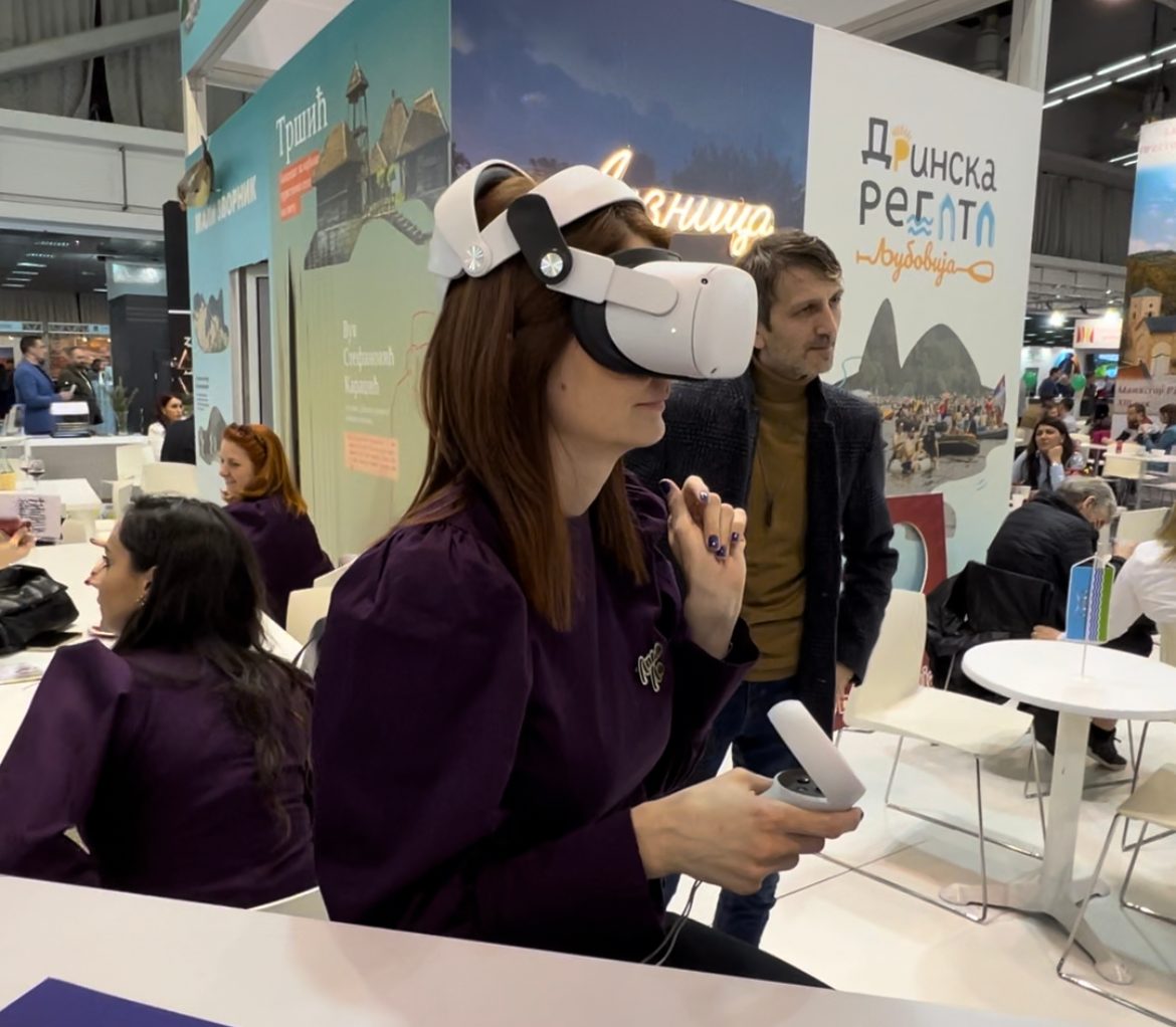 Posetiteljka isprobava VR turu na VR naočarama na sajmu turizma